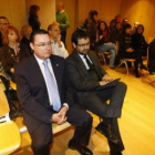 Tamargo, a la izquierda, junto a su abogado Hervás, con Villa a la derecha durante el litigio.