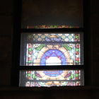 Una de las vidrieras de iglesia de San Marcelo, que quiere restaurarlas todas