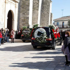 Amigos y familiares asisten al funeral de Esther López. IVÁN TOMÉ