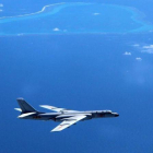 Un avión chino patrulla por islas y arrecifes del mar del Sur de China, en una foto sin fechar.