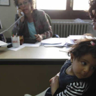 Fatima, con su bebé, pide ayuda a la oficina social de Comisiones Obreras.