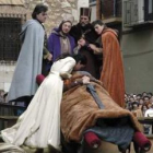 Representación de un funeral ambientado en la Edad Media.
