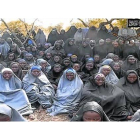 Imagen del vídeo que Boko Haram dio a conocer el pasado mes de mayo con parte de la niñas secuestradas.