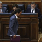 El líder de Podemos, Pablo Iglesias, pasa delante del presidente del Gobierno, Mariano Rajoy