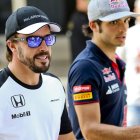 Fernando Alonso, a la izquierda, de McLaren, junto al también español Carlos Sainz, de Toro Rosso.