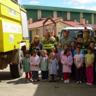 Agentes medioambientales con niños de La Vecilla, tras un curso.