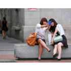 Dos turistas se fotografían en la plaza mayor de Valladolid.