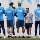 Ernesto Valverde trata de recuperar a sus hombres tras la debacle de Liverpool. ANDREU DALMAU