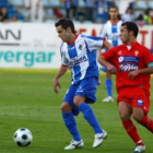Jonathan Ruiz, en la foto ante el Real Spórting en pretemporada, podría formar hoy en un triángulo d