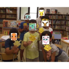 Ninos y niñas durante la celebración de la pokeparada en la biblioteca de Astorga. DL