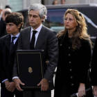 Adolfo Suárez Illana, junto a su mujer, su hermana Sonsoles y sus hijos, en el funeral de su padre, el pasado 24 de marzo.