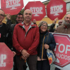 Miembros de Stop Desahucios arropan al matrimonio afectado (izquierda) ante el Juzgado.
