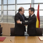 Herrera y el vicepresidente de Microsoft se felicitan tras la firma del acuerdo, en presencia de Villanueva y María Garaña.