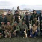 El alcalde posa con varios cazadores que participaron en una jornada de caza