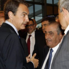 Hidalgo, en el centro, conversa con Zapatero y Martínez.