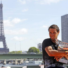 Nadal abraza la Copa de los Mosqueteros en su trayecto por el Sena con la torre Eiffel de fondo. LAURENT