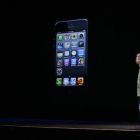 Phil Shiller, vicepresidente mundial de márketing de Apple, con el nuevo iPhone 5.