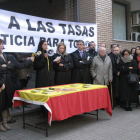 La protesta de los abogados fue ayer a mediodía delante del Palacio de Justicia de Ponferrada.