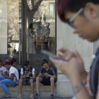 Jóvenes con sus móviles, en Barcelona.
