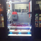 El bus de barrio 118 en el que tuvo lugar el ataque, con el suelo lleno de sangre.