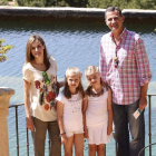 Los reyes Felipe y Letizia y sus hijas, la princesa Leonor y la infanta Sofía, en la finca Raixa en Mallorca.