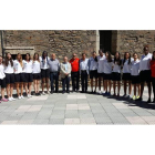 La selección española U20 femenina junto a autoridades locales y provinciales. FROC