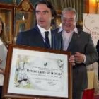 Aznar, con el diploma de Bodeguero de Honor de la Academia del Vino