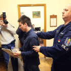 Rui Pinto, esposado, en la entrada a un juzgado de Budapest.