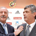 Ángel Villar, derecha, anunció la no continuidad de Del Bosque. J. MARTÍN