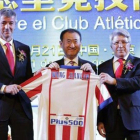 Gil Marín y Cerezo posan junto a Wang Jianlin, dueño del grupo Daiian Wanda.
