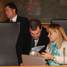 Isabel Carrasco conversa con José Antonio Velasco en presencia de Marcos Martínez.