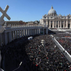 La Plaza de San Pedro, abarrotada para despedir al Papa.