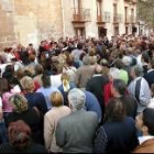 Decenas de personas acudieron a los funerales de la mujer y sus hijos