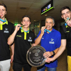 David Fernández, Jaime Fernández, Isidoro Martínez y Javier Teijón, con la medalla de oro nada más aterrizar en Barajas. RFEBM