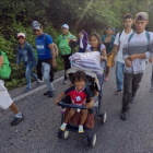 Un grupo de los 5.000 migrantes que se concentran en un centro deportivo en el este de Ciudad de México.