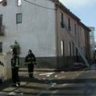 Los bomberos de León tuvieron que hacer un esfuerzo importante para apagar el incendio