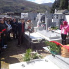 Acto del pasado viernes en el cementerio de El Barco, en recuerdo de Félix Yáñez. LA REGIÓN DE ORENSE