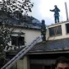 Los bomberos tratan de apagar el fuego, que afectó a dos casas