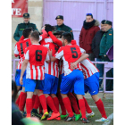 Los jugadores rojiblancos celebran el gol de la victoria frente al equipo bañezano. SECUNDINO PÉREZ