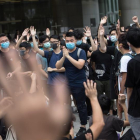 Manifestantes votan ocupar el vestíbulo del edificio en Hong Kong (China) durante una protesta en contra del proyecto de ley de extradición en Hong Kong (China), este lunes.