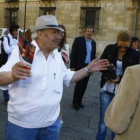 Francisco Fernández escucha las explicaciones de un vecino de León