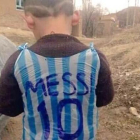 Un niño iraquí que se ha fabricado una camiseta de Messi con una bolsa de plástico emociona a las redes.