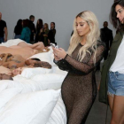 Kim Kardashian y Kendall Jenner contemplando 'Famous', el pasado 26 de agosto en Los Ángeles.
