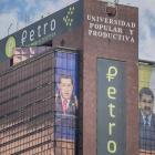 Afiches gigantes con la imagen de Chávez y Maduro y el logo de la criptomoneda Petro. M. GUTIÉRREZ