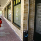 Una mujer pasa caminando junto al centro Tierras de La Bañeza.