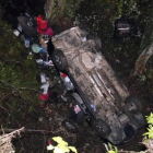 Los equipos de emergencias trabajan junto al coche accidentado en Susqueda.