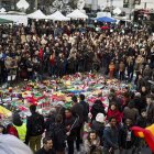 Cientos de personas se manifiestan en solidaridad con las víctimas en la plaza de la Bolsa. YOAN VALAT