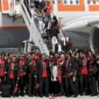 El equipo al completo del Milan con la Copa, a su llegada a Italia