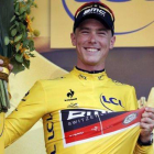 El australiano del BMC Rohan Dennis, con el 'maillot' amarillo de líder del Tour de Francia conquistado con su victoria en la contrarreloj de Utrecht.