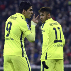Luis Suárez celebra con Neymar el gol que marcó en San Mamés frente al Athletic Club.